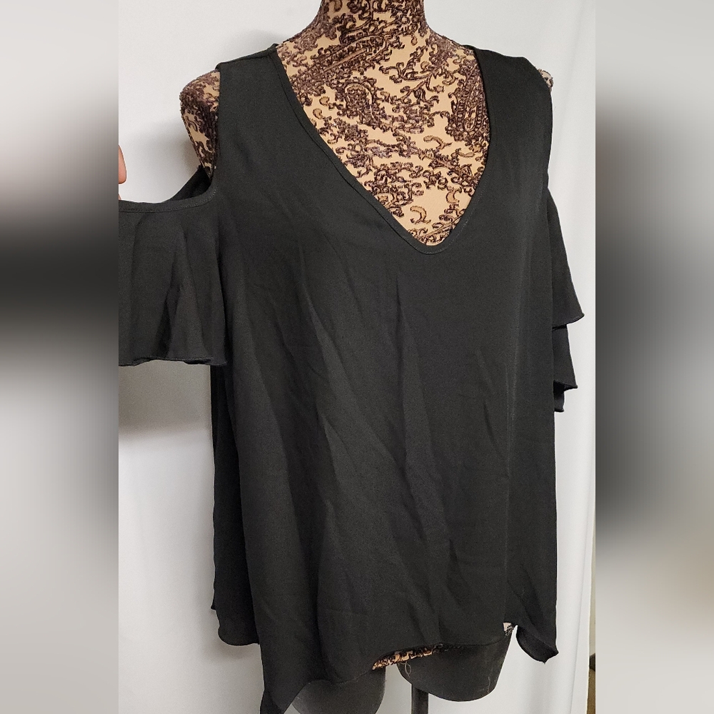 Lovecrazy cold shoulder top.  Sz Lrge.  New